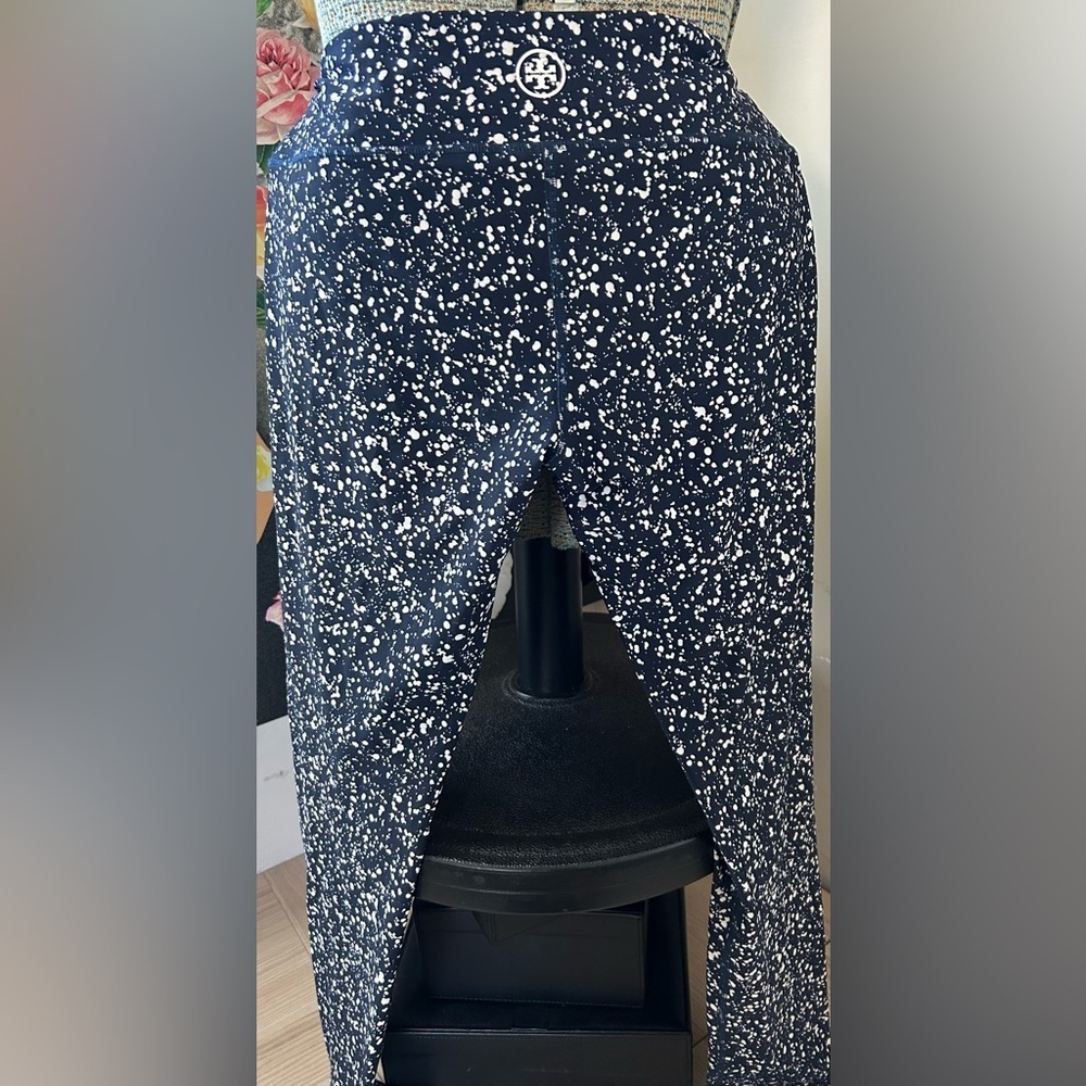 TORY BURCH CONFETTI NAVY BLUE/WHITE YOGA LEGGINGS Sz.M. LIGHT COMPRESSION - Picture 1 of 8